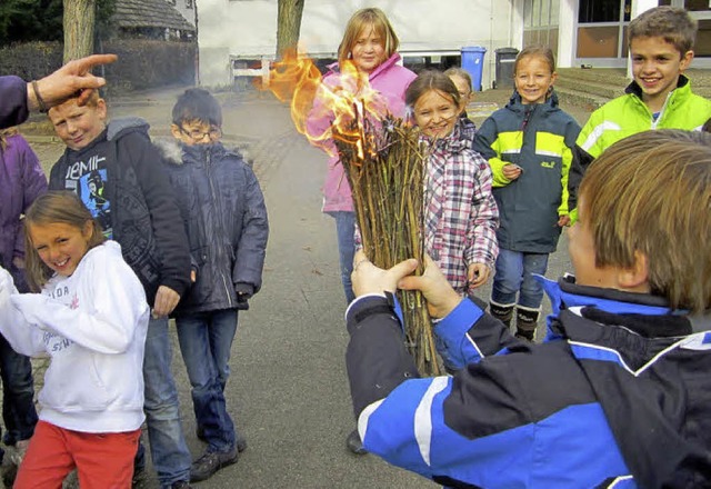 Geschafft: Das Bndel trockener Brennnesselstngel brennt.   | Foto: Merz