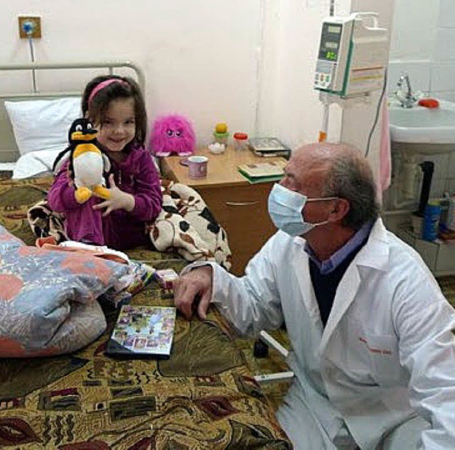 Ein Plschtier, das Hoffnung macht:  Thomas Harms in der Strahlenklinik in Kiew   | Foto: PRIVAT