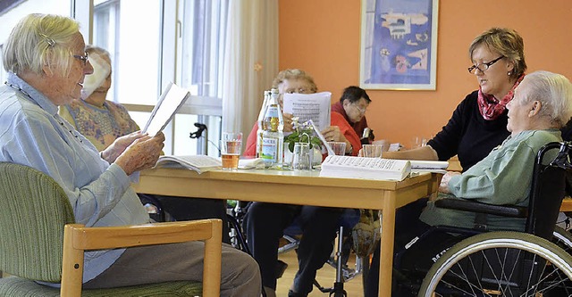 Abwechslung nach Noten:  Susanne Kogge...erne  mit bei der kleinen Singstunde.   | Foto: Heike Lemm