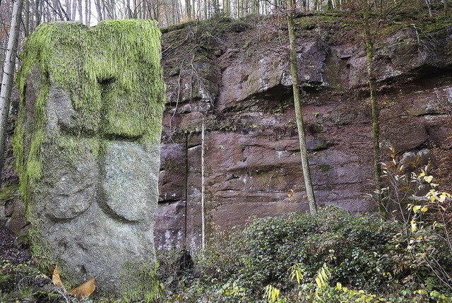 Der frhere Steinbruch der Mnsterbauh...endsberg und einer seiner Grenzsteine.  | Foto: Klaus Fehrenbach