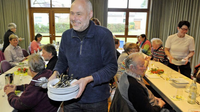 Beim Mittagstisch im Gemeindehaus Heil...Koffler auch schon mal selbst mit an.   | Foto: Michael Bamberger