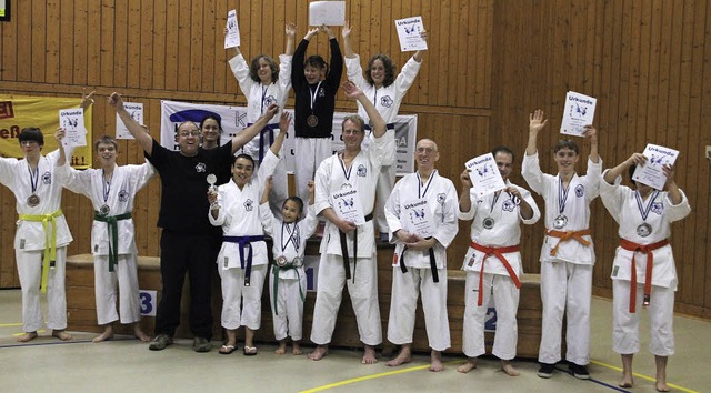 So sehen Sieger aus: Maulburgs Teams w...m diesjhrigen Karate Regio Kata Cup.   | Foto: Privat