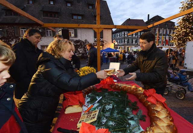 Nach dem Anschnitt zhlte Brgermeiste...ten Kufern des Weihnachtsmarktzopfes.  | Foto: Stefan Merkle