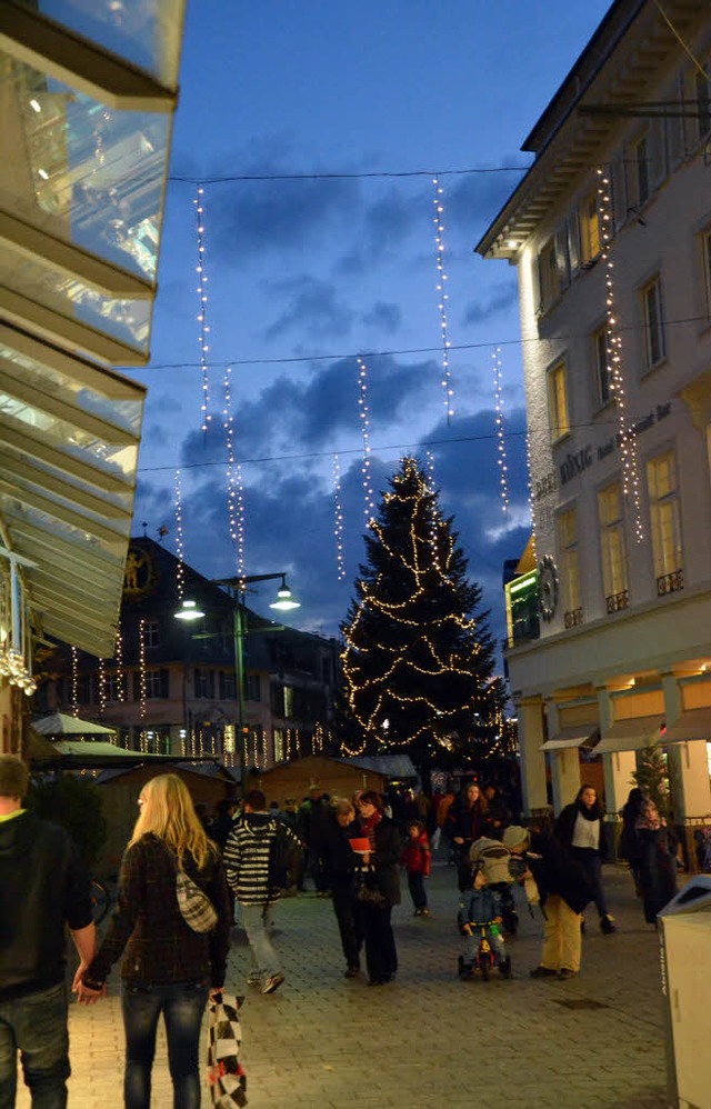 Lrrach im adventlichen Lichterglanz m...n Tannenbaum auf dem Alten Marktplatz.  | Foto: Barbara Ruda