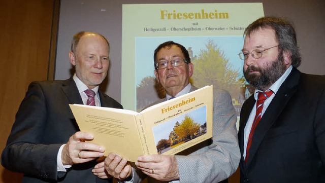 Erster Einblick ins druckfrische Werk ...Klem und Brgermeister Armin Roesner.   | Foto: frank leonhardt