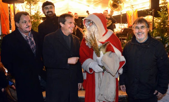 Fr gute Laune sorgt der Nikolaus bei ...er, Klaus Eberhardt und Joachim Kruse.  | Foto: Peter Gerigk