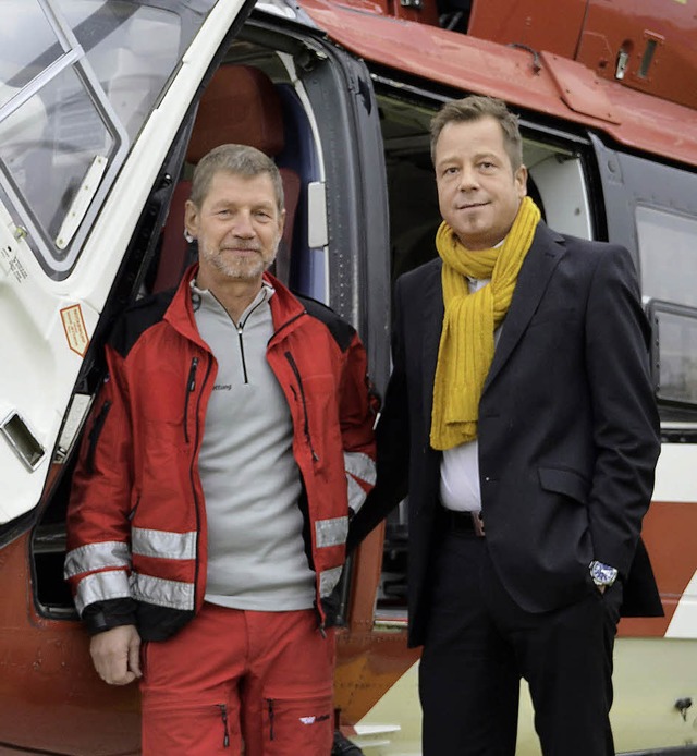 Pilot Reinhard Drescher und Marcel Widmann von der DRF  | Foto: Nikola Vogt