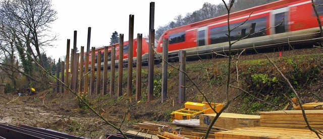 Brckenbau bei der Bahn beginntGrenzac...s die Zge nur maximal 80 km/h fahren.  | Foto: Rolf Reimann