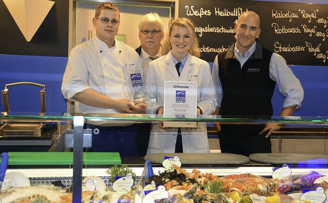Martin Oese (von links), Thomas Vogler...ber die Auszeichnung der Fischtheke.   | Foto: Ralf H. Dorweiler
