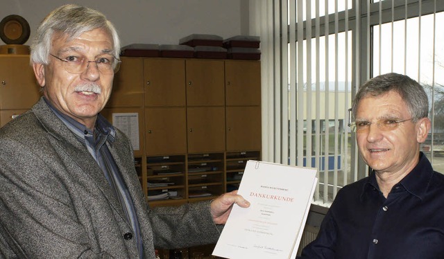 Glckwunsch: Rektor Armin Raufer mit R...s), der  40 Jahre  im Schuldienst ist.  | Foto: Reinhard Herbrig