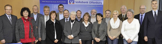 Markus Dauber, Vorstand der Volksbank ...t den Vertretern der beachten Vereine.  | Foto: Daniel_Godde