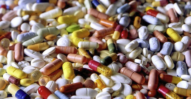 So viele nutzlose Pillen: Schorlau geielt die Pharmaindustrie.   | Foto: dpa