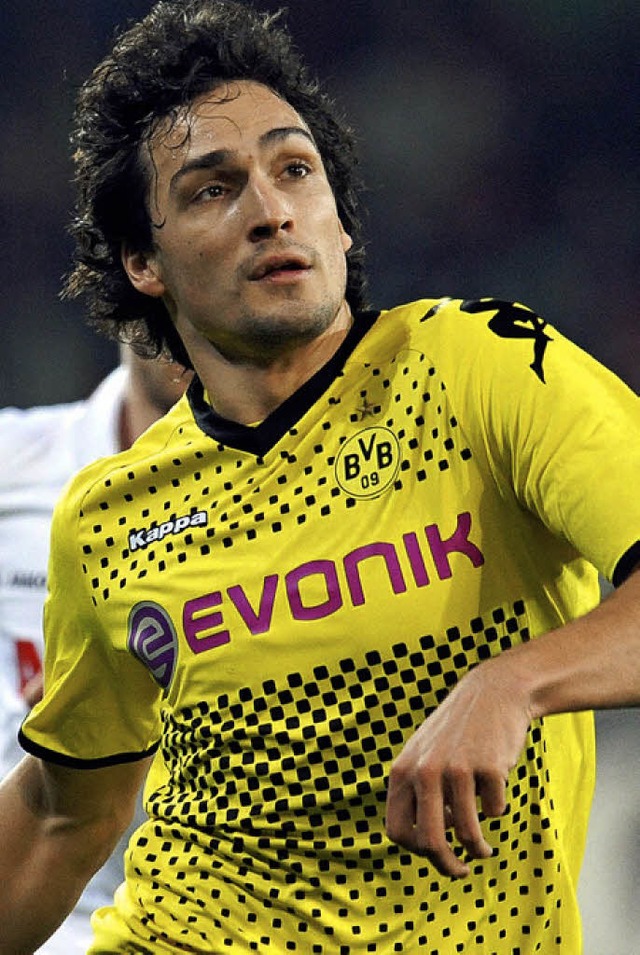 Mats Hummels (links 2012 im BVB-Trikot...t, dass Dortmund wieder Meister wird.   | Foto: dpa