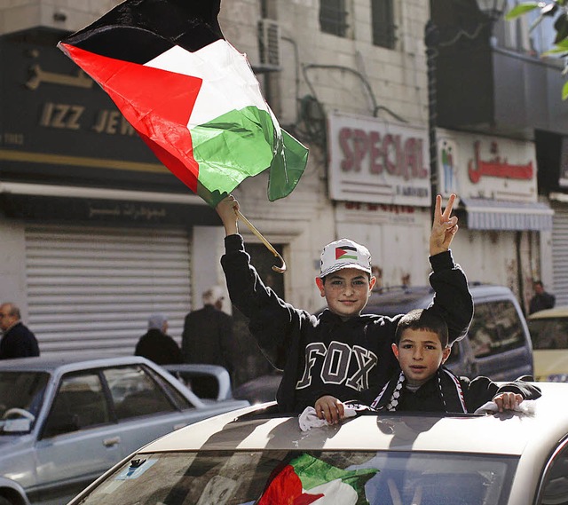 In Ramallah im Westjordanland feierten...n die UN-Entscheidung  mit Autokorsos.  | Foto: dpa