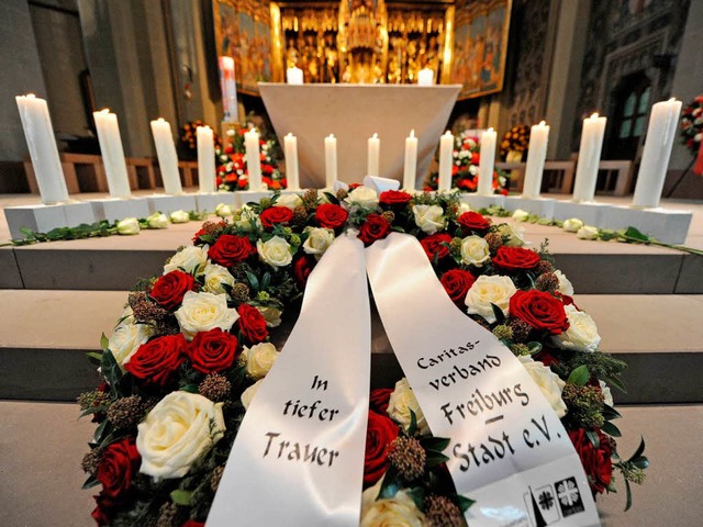 14 weie Kerzen fr die 14 Opfer der Brandkatastrophe von Titisee-Neustadt.  | Foto: dpa