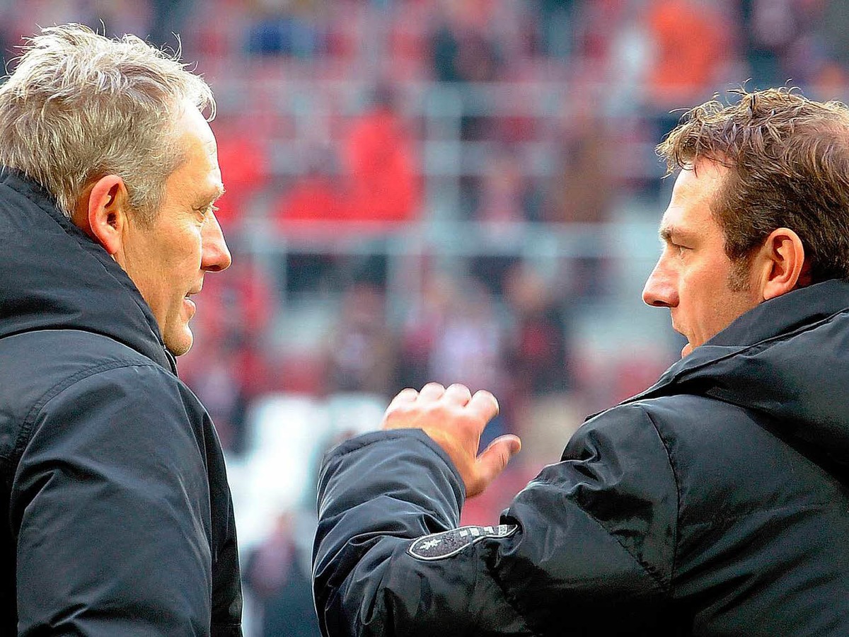 Christian Streich diskutiert mit Augsburgs Trainer Weinzierl.