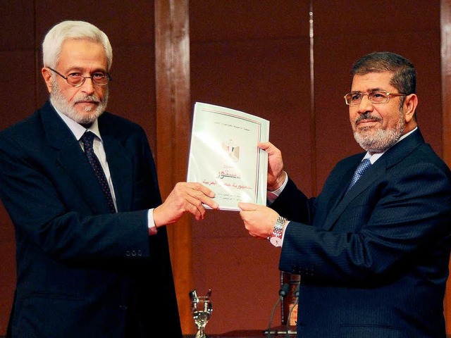 Mohammed Mursi (r.) erhlt von  Hossam...ntwurf der mglichen neuen Verfassung.  | Foto: AFP