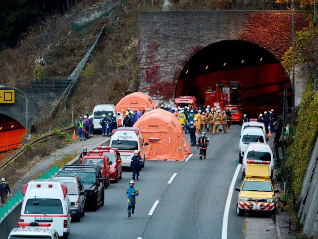 Zahlreiche Einsatzkrfte sind vor Ort,...ach dem Einsturz des Tunnels vermisst.  | Foto: AFP