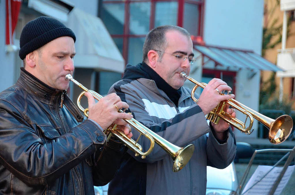 Zur Erffnung des Weihnachtsmarkts in der Altstadt spielt ein Ensemble der Stadtmusik, egal, wie kalt es ist.