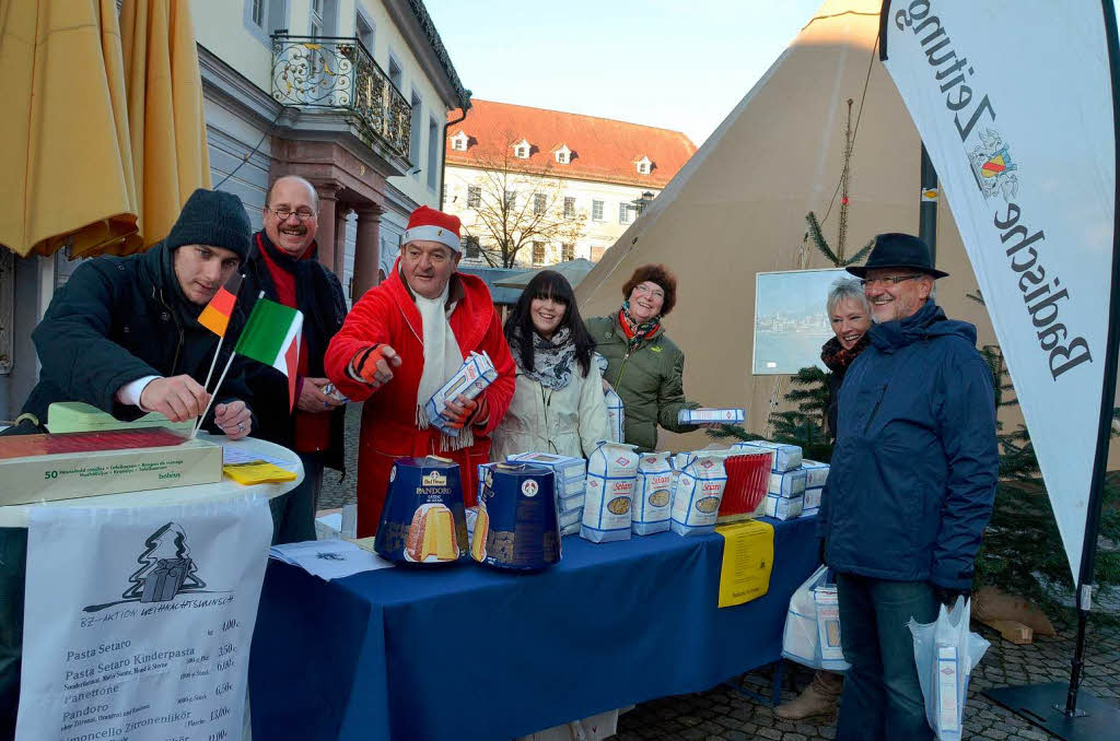 Nudelverkauf vor dem Alten Rathaus: Um elf gab's nichts mehr. Im Roten Mantel Initiator Oscar Guidone, links neben ihm Gerhard Walser.