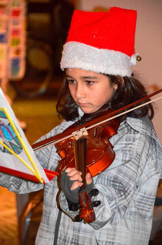 Kleine Musiker prgen das Bild und  einfache Weihnachtsmelodien gehen auch auf Geige Solo