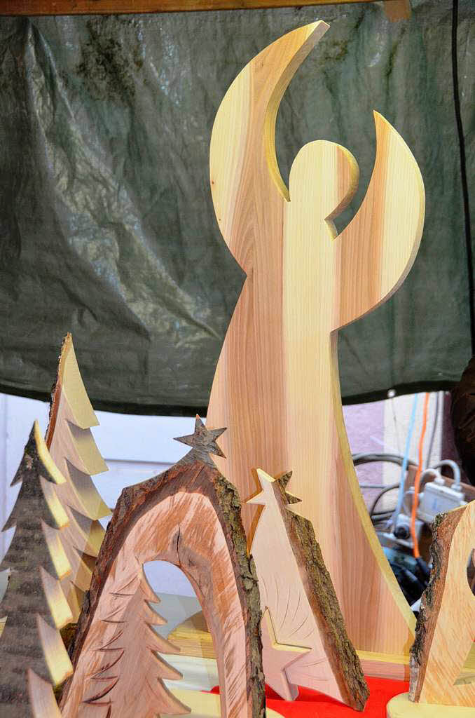 Weihnachtsmarkt Aktionsgemeinschaft Lammstrae, Trachtenkapelle Simonswald mit selbst gefertigtem Holzschmuck