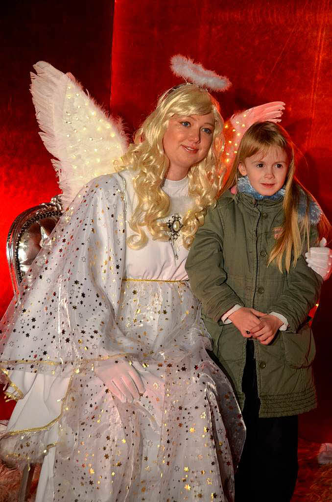 Ein Engel kommt nach Emmendingen: zum 40. Weihnachtsmarkt der Aktionsgemeinschaft Lammstrae, Engel Lisa mit  Carina