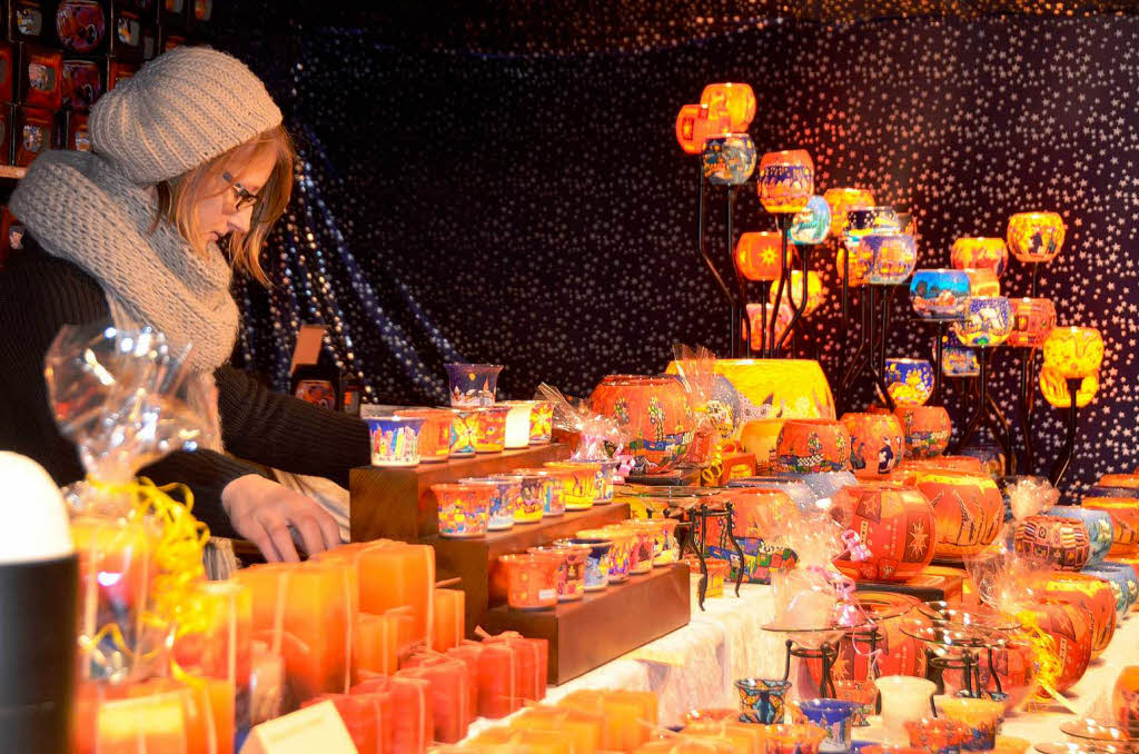 Zeit der Lichter - tausend bunte Laternen im Weihnachtsdorf auf dem Marktplatz