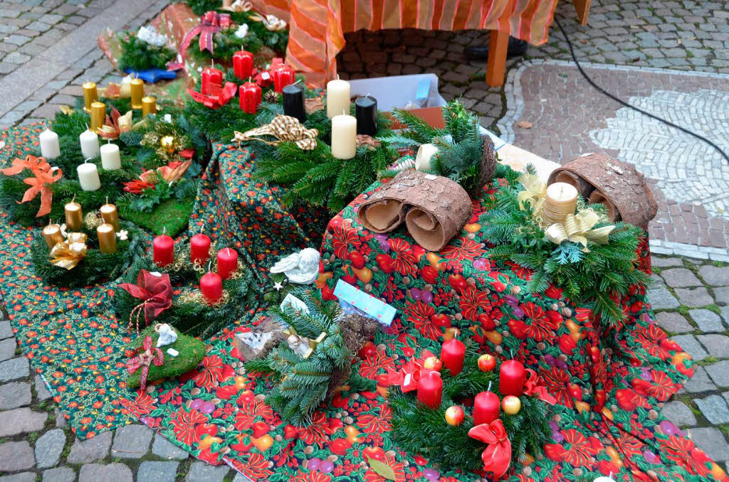 Weihnachtsmarkt Aktionsgemeinschaft Lammstrae: Bei Gestecken hatte man die Qual der Wahl.