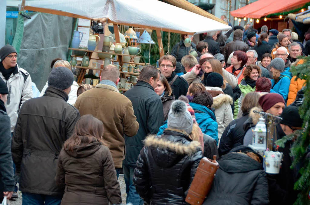 AGL-Weihnachtsmarkt mit Gedrnge in den Altstadtstraen am Sonntag