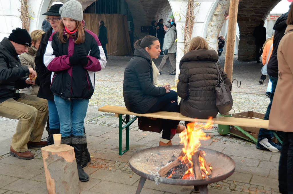 Sehr willkommen zum Aufwrmen: Die Feuerstelle beim AGL-Weihnachtsmarkt im Rathaushof