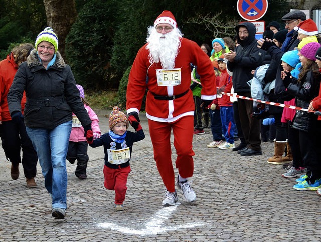 Den jngsten Lufern hilft der Nikolaus ins Ziel.   | Foto: Sigrid umiger