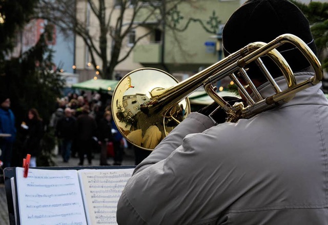Die Weihnachtszeit geht los &#8211; da...asmusik vor dem Bad Krozinger Rathaus.  | Foto: Alexander Huber