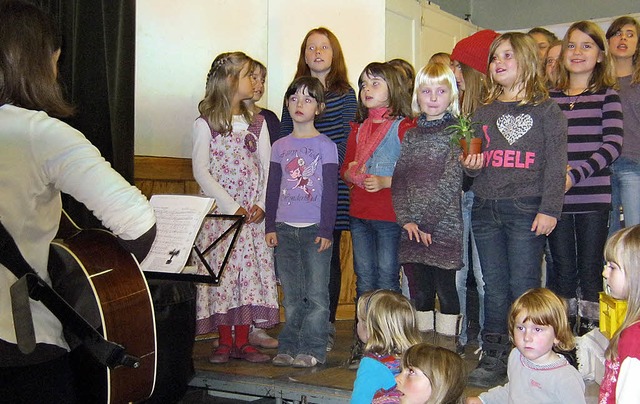 Der Kinderchor Ehrenkirchen wurde bei ...tet von Susanne Sayer an der Gitarre.   | Foto: Anne Freyer