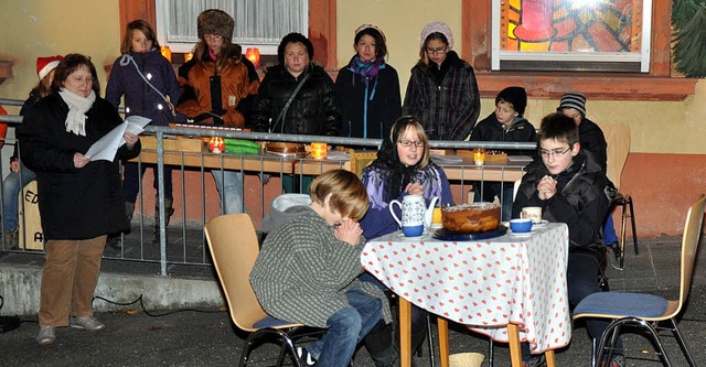 Auffhrung beim Lebendigen Adventskale...und die Akteure der Klassen 6a und 6b.  | Foto: Privat