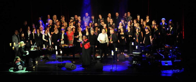 Hin- und mitreiend: der Mass Choir mit Jose de Lima im Vordergrund  | Foto: WOLFGANG KNSTLE