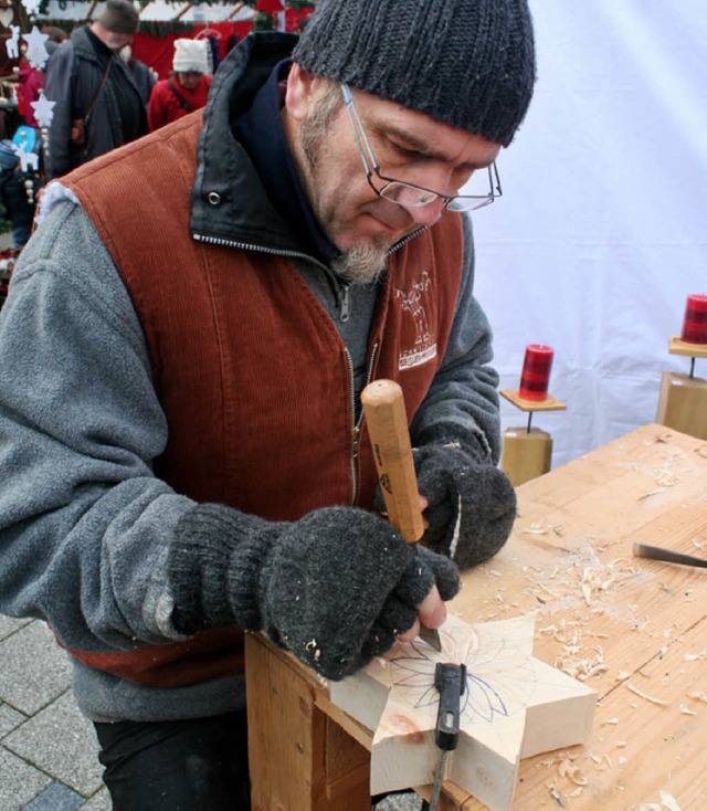 Andreas Fritz konnten die Besucher bei...itzen von Weihnachtssternen zuschauen.  | Foto: R. Cremer