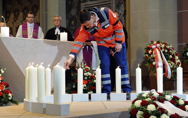 Vertreter der Rettungskrfte entzndet...mann und Landesbischof Ulrich Fischer.  | Foto: Roger KOEPPE