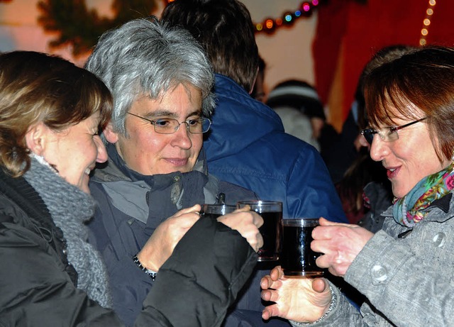 Genau das Richtige bei Minusgraden:  M...le  Weihnachtsmarktbesucher(innen) an.  | Foto: Gerhard Lck