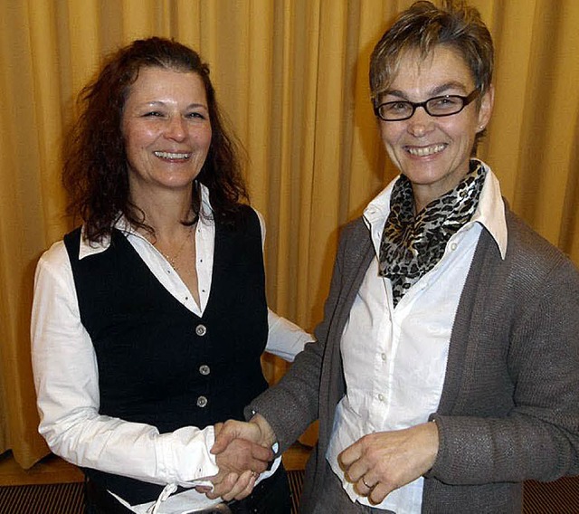 Zur neuen  Vorsitzenden des Buchenbach...orsitzende Veronika Dold gratuliert.    | Foto: JOSEF FALLER