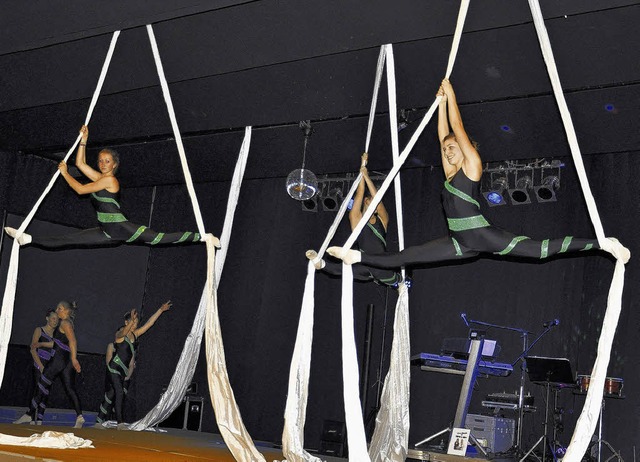 Der akrobatische Auftritt der Mdchen ...nierte das Publikum in der Stadthalle.  | Foto: bingold