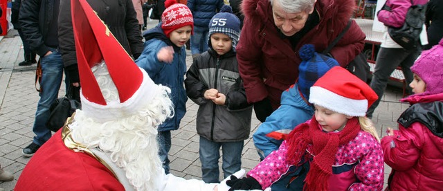 Der Besuch des Nikolaus&#8217; war ein...hepunkte auf dem Wehrer Nikolausmarkt.  | Foto: jrn kerckhoff