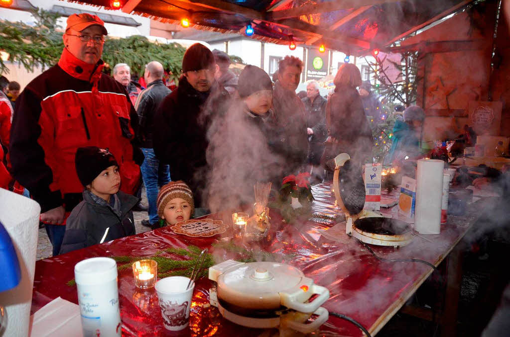 Begehrte Waffeln am BZ-Stand auf dem AGL-Weihnachtsmarkt auch am Sonntag – das schmeckt nicht nur den Kleinen.