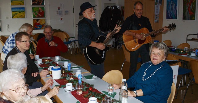 Bei der Weihnachtsfeier der AWO Bromba...lt das Duo &#8222;Spootschicht&#8220;   | Foto: Paul Schleer