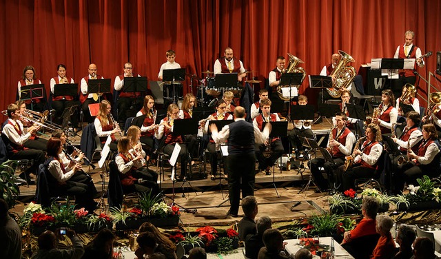 Der Musikverein Brombach mit seinem Dirigenten Andreas Weber  | Foto: Katharina Kubon