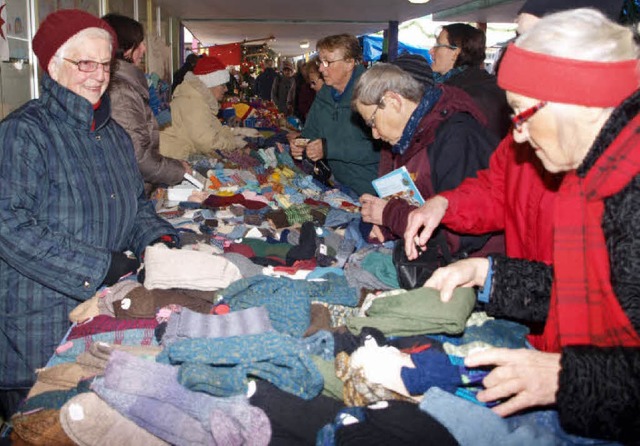 Ein Renner am Weihnachtsmarkt wie seit eh und je: handgestrickte Socken   | Foto: Albert Greiner