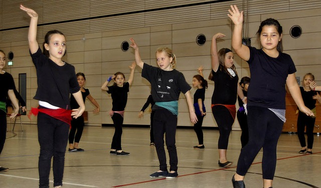 Zu sdamerikanischen Rhythmen tanzten ...eidita am Sonntag in der Murgtalhalle.  | Foto: Melanie Dramac