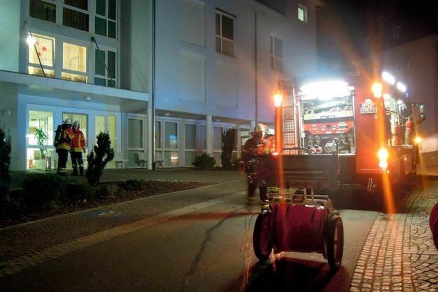 Feuerwehr rckt zweimal besorgt zum Seniorenzentrum aus