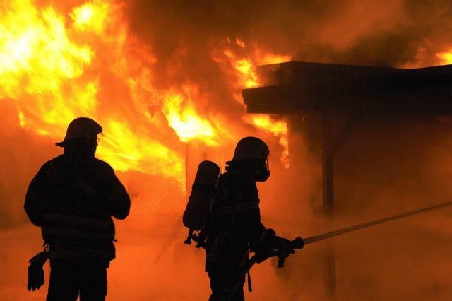 Garagenbrand löst Großeinsatz der Feuerwehr aus