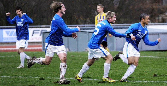 Fangspiel mit dem Rekordtorjger der V...und Maximilian Uhlenberg hinterher.     | Foto: meinrad schn